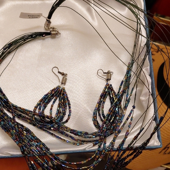 Elegant Black Beaded Necklace and Earring Set - Picture 2 of 3